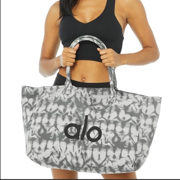 ALO Yoga Handbags - Alo shopper tote